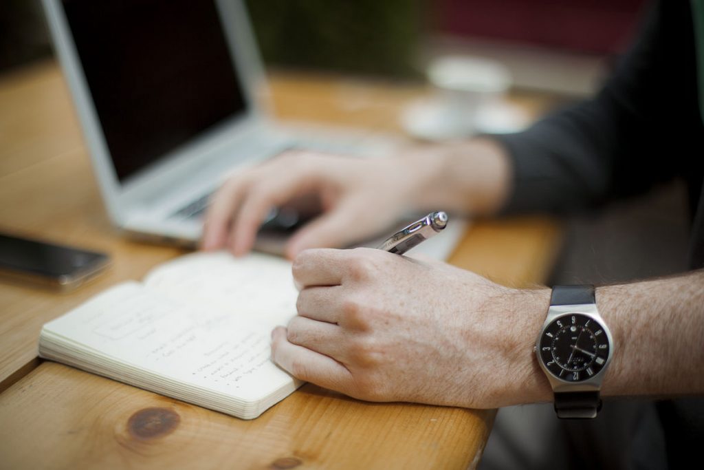 1200px-Left-handed_writing_with_wristwatch