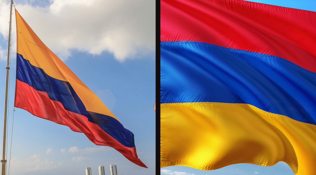 Vľavo kolumbijská vlajka, vpravo arménska. 