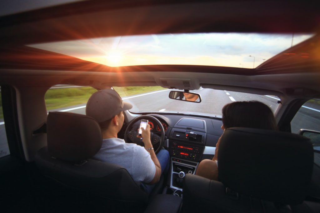 10 nebezpečných vecí, ktoré robíme v aute, no radšej by sme nemali