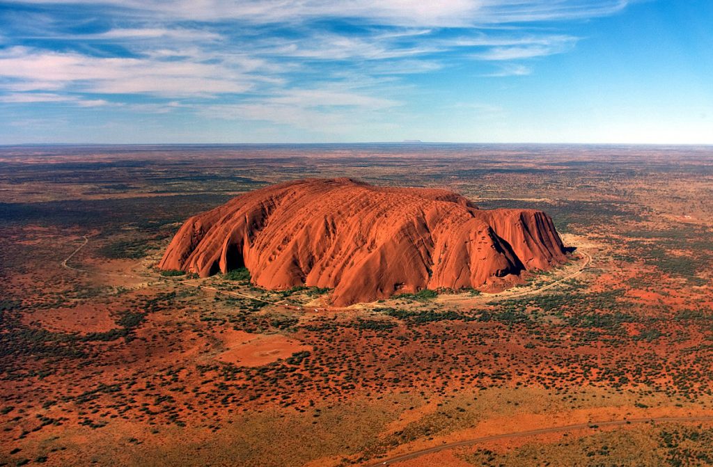 Von Corey Leopold - cropped version ofImage:Uluru, helicopter view.jpg respectively Uluru/Ayers Rock, CC BY 2.0, Link